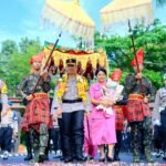 Irjen Pol Rusdi Hartono disambut tradisi adat Sulsel, (22/3/2025).