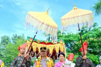 Irjen Pol Rusdi Hartono disambut tradisi adat Sulsel, (22/3/2025).
