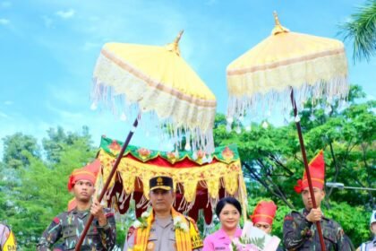 Irjen Pol Rusdi Hartono disambut tradisi adat Sulsel, (22/3/2025).