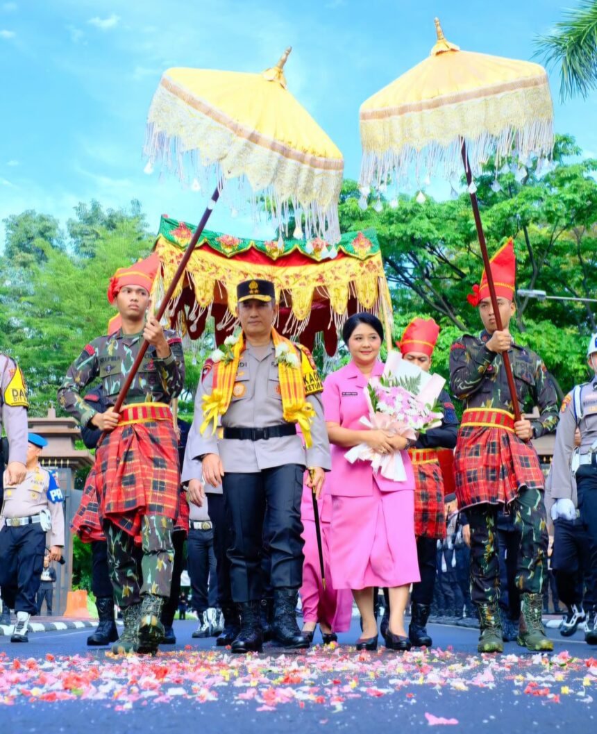 Irjen Pol Rusdi Hartono disambut tradisi adat Sulsel, (22/3/2025).