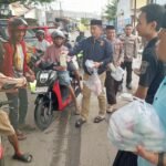 Polres Gowa berbagi takjil di depan Bank BPD, menjelang waktu berbuka puasa pada Sabtu (22/3/2025).