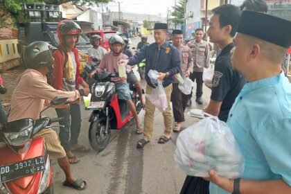 Polres Gowa berbagi takjil di depan Bank BPD, menjelang waktu berbuka puasa pada Sabtu (22/3/2025).