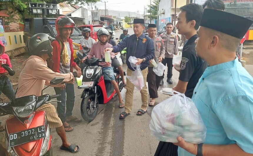 Polres Gowa berbagi takjil di depan Bank BPD, menjelang waktu berbuka puasa pada Sabtu (22/3/2025).