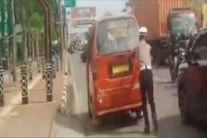 Kasat Lantas Polres Gowa, IPTU Bahrul, S.H., M.M., turun langsung mengurai kemacetan di jalan poros perbatasan Kabupaten Gowa menuju Kota Makassar pada Sabtu lalu (22/3/2025).