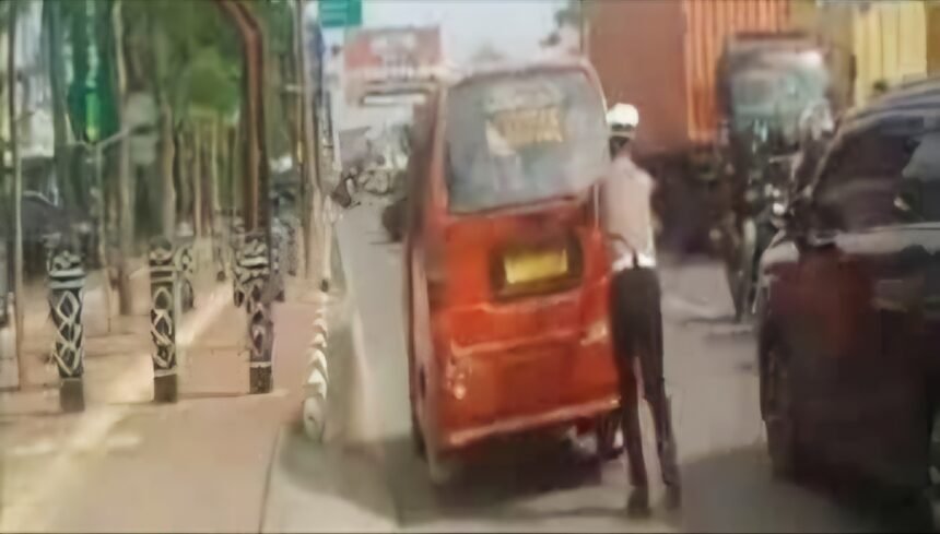 Kasat Lantas Polres Gowa, IPTU Bahrul, S.H., M.M., turun langsung mengurai kemacetan di jalan poros perbatasan Kabupaten Gowa menuju Kota Makassar pada Sabtu lalu (22/3/2025).