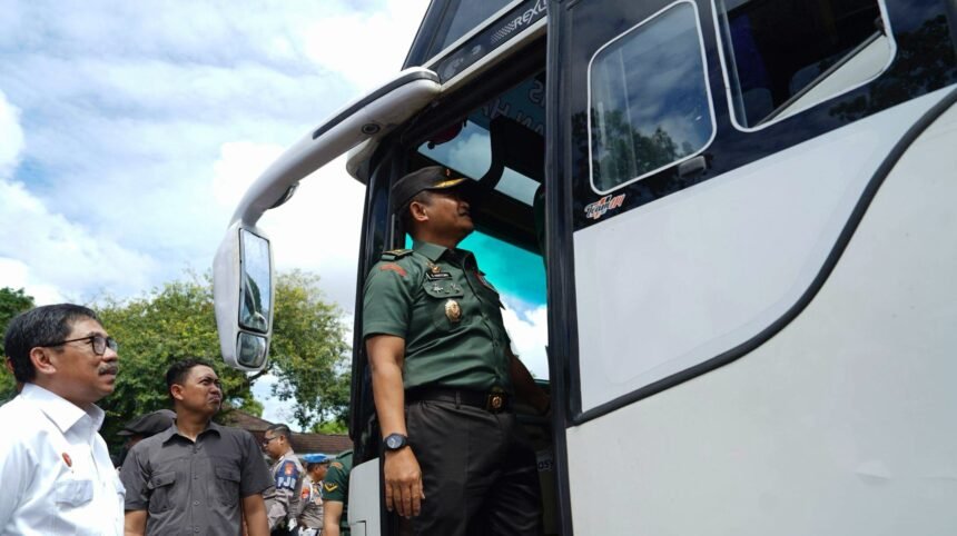 Kasdam XIV/Hasanuddin hadiri pelepasan program mudik gratis Andalan Hati di Makassar, (24/3/2025).