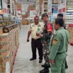 Babinsa Koramil Serengan cek-cek harga sembako di Surakarta, (25/3/2025). (ak/ho)
