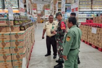 Babinsa Koramil Serengan cek-cek harga sembako di Surakarta, (25/3/2025). (ak/ho)