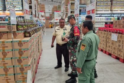 Babinsa Koramil Serengan cek-cek harga sembako di Surakarta, (25/3/2025). (ak/ho)