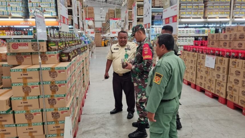 Babinsa Koramil Serengan cek-cek harga sembako di Surakarta, (25/3/2025). (ak/ho)