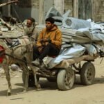 Tampak warga mengungsi ke Kota Gaza akibat serangan intensif di Beit Hanoun, Beit Lahia, dan Jabalia, (25/3/2025). 