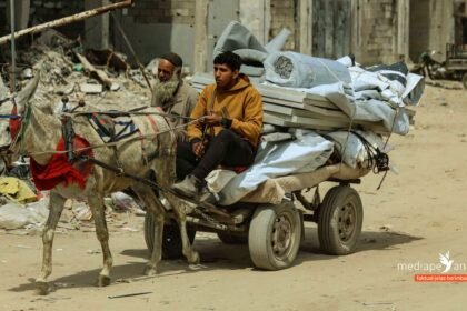 Tampak warga mengungsi ke Kota Gaza akibat serangan intensif di Beit Hanoun, Beit Lahia, dan Jabalia, (25/3/2025). 