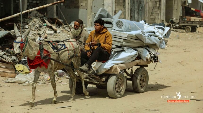Tampak warga mengungsi ke Kota Gaza akibat serangan intensif di Beit Hanoun, Beit Lahia, dan Jabalia, (25/3/2025). 