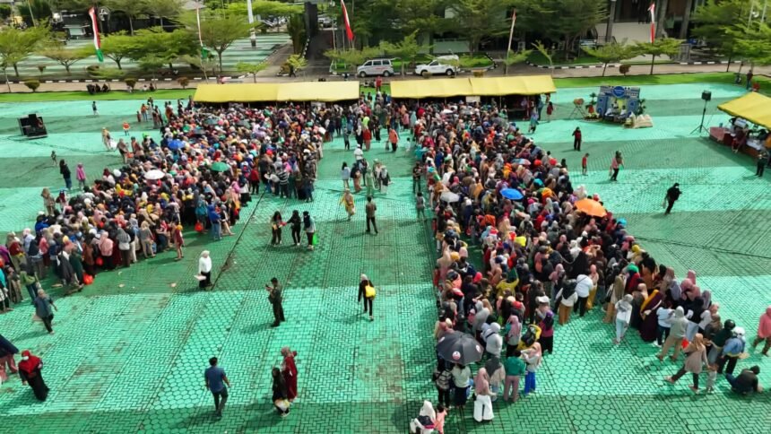 Kodam XII/Tanjungpura menggelar Bazar Ramadhan Serentak di Lapangan Tidayu, Makodam XII/Tpr, Selasa (25/3/2025).