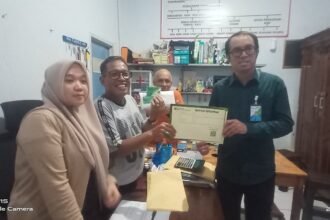 Penyerahan kartu BPJS Ketenagakerjaan di Makassar, pimpinan UD Naga Mas sambut antusias, (26/3/2025).