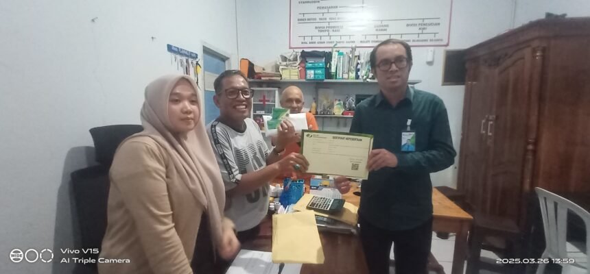 Penyerahan kartu BPJS Ketenagakerjaan di Makassar, pimpinan UD Naga Mas sambut antusias, (26/3/2025).