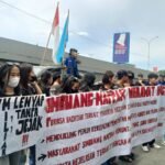 IPPEMSI Makassar gelar aksi di Kejati dan DPRD Sulsel, desak transparansi kasus penarikan anggaran jalan Masuppu-Pasobbo, (26/3/2025).