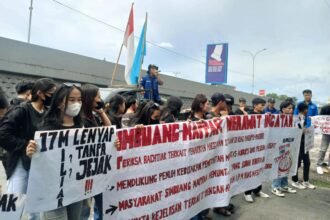 IPPEMSI Makassar gelar aksi di Kejati dan DPRD Sulsel, desak transparansi kasus penarikan anggaran jalan Masuppu-Pasobbo, (26/3/2025).