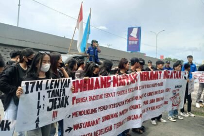 IPPEMSI Makassar gelar aksi di Kejati dan DPRD Sulsel, desak transparansi kasus penarikan anggaran jalan Masuppu-Pasobbo, (26/3/2025).