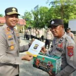 Kapolres Kolaka bagikan THR untuk personel, Maret 2025.