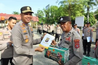 Kapolres Kolaka bagikan THR untuk personel, Maret 2025.