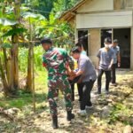 Babinsa Koramil 19/Juwangi bersama tim medis evakuasi warga ODGJ.