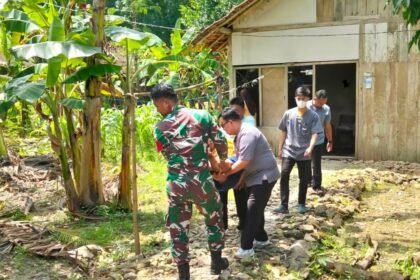 Babinsa Koramil 19/Juwangi bersama tim medis evakuasi warga ODGJ.