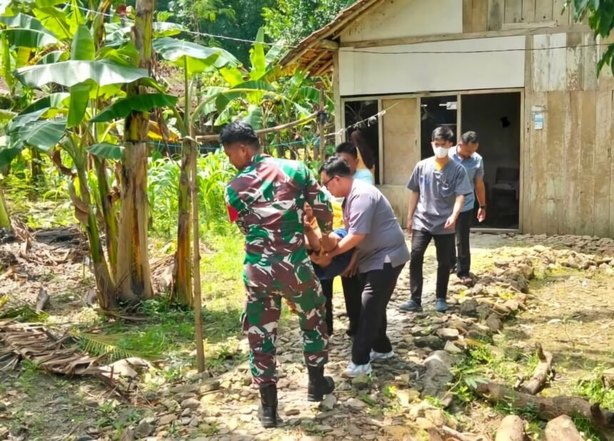 Babinsa Koramil 19/Juwangi bersama tim medis evakuasi warga ODGJ.