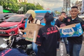 LSM Garda Timur Indonesia (GTI) menggelar kegiatan berbagi takjil bagi masyarakat di Manado.