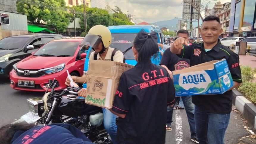 LSM Garda Timur Indonesia (GTI) menggelar kegiatan berbagi takjil bagi masyarakat di Manado.