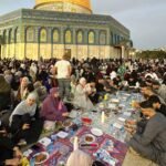 Tradisi buka puasa bersama di halaman Masjid Al-Aqsa.