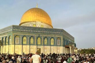 Tradisi buka puasa bersama di halaman Masjid Al-Aqsa.