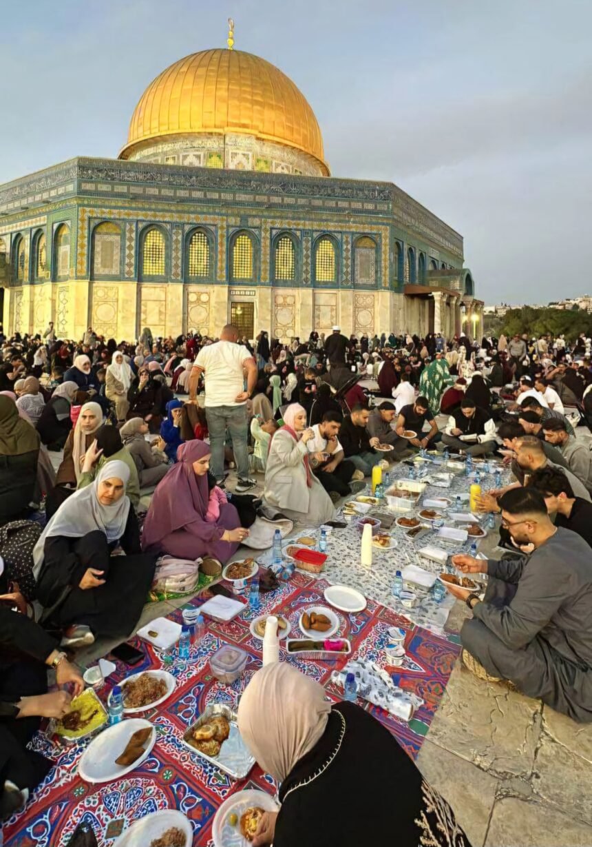 Tradisi buka puasa bersama di halaman Masjid Al-Aqsa.