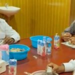 Gubernur Papua Tengah, Meki Nawipa dan Wakil Gubernur, Deinas Galey, tampak makan siang tanpa piring di rumah dinas baru, Maret 2025. (ss/@awaskokenajubi/ho)