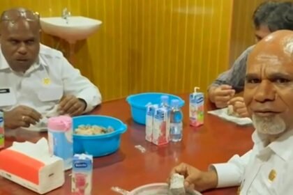 Gubernur Papua Tengah, Meki Nawipa dan Wakil Gubernur, Deinas Galey, tampak makan siang tanpa piring di rumah dinas baru, Maret 2025. (ss/@awaskokenajubi/ho)