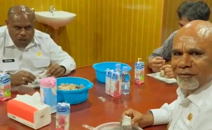 Gubernur Papua Tengah, Meki Nawipa dan Wakil Gubernur, Deinas Galey, tampak makan siang tanpa piring di rumah dinas baru, Maret 2025. (ss/@awaskokenajubi/ho)
