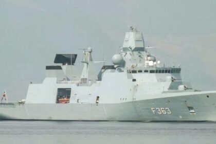 Ilustrasi kapal perang fregat.