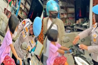 Anak yang ditinggal di atas motor, orangtua ditegur Polwan Gowa di tengah kemacetan, (30/4/2025).