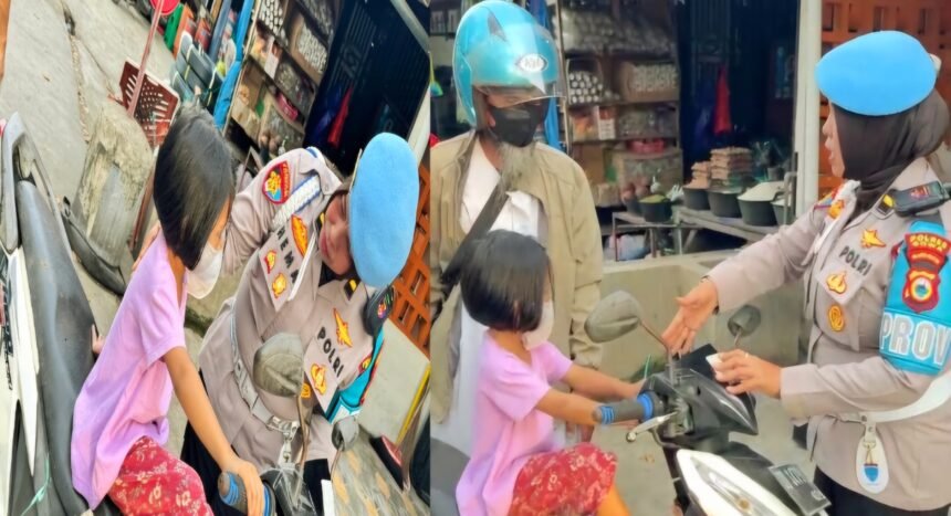 Anak yang ditinggal di atas motor, orangtua ditegur Polwan Gowa di tengah kemacetan, (30/4/2025).