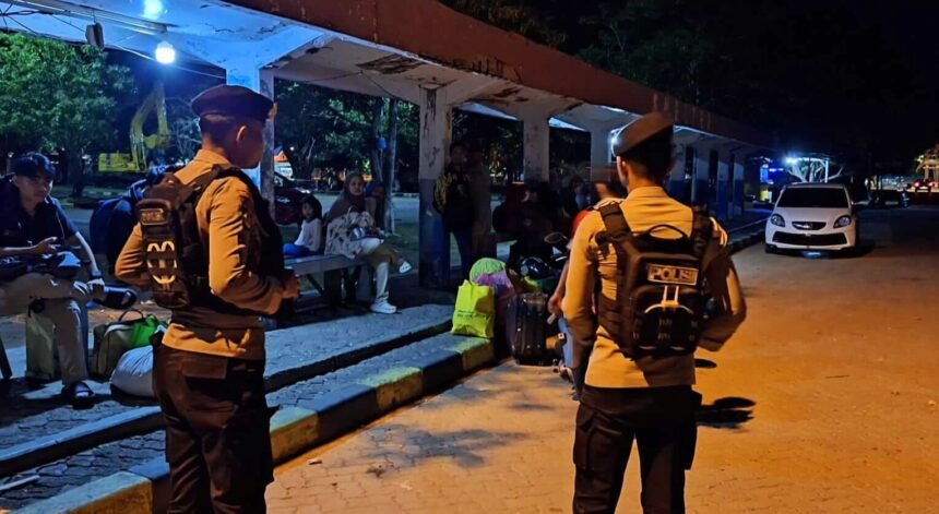 Timsus Hunter Polres Kolaka menjaga keamanan dan ketertiban mudik Lebaran 2025.