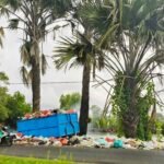 Tampak sampah menumpuk di akses jalan di wilayah obyek wisata Paria Laut yang terletak di Kelurahan Takalar, Kecamatan Mappakasunggu, Kabupaten Takalar, Sulawesi Selatan, (1/4/2025).