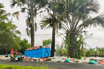 Tampak sampah menumpuk di akses jalan di wilayah obyek wisata Paria Laut yang terletak di Kelurahan Takalar, Kecamatan Mappakasunggu, Kabupaten Takalar, Sulawesi Selatan, (1/4/2025).
