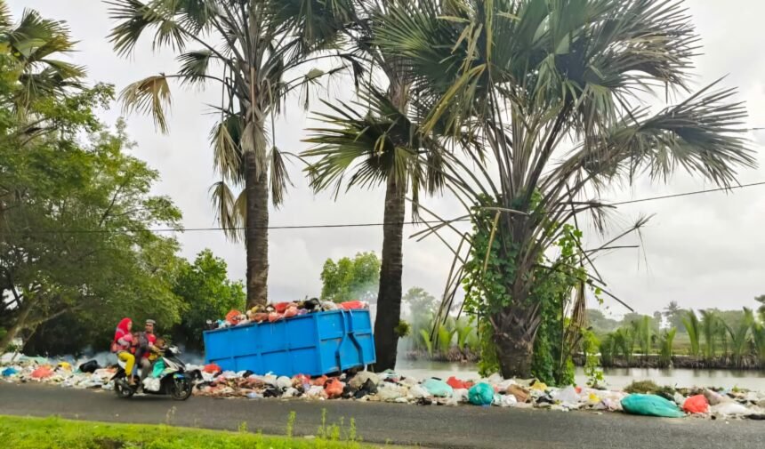 Tampak sampah menumpuk di akses jalan di wilayah obyek wisata Paria Laut yang terletak di Kelurahan Takalar, Kecamatan Mappakasunggu, Kabupaten Takalar, Sulawesi Selatan, (1/4/2025).