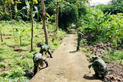 Babinsa Koramil 03/Mojosongo sedang membersihkan rumput liar di bahu jalan Desa Metuk, Kecamatan Mojosongo, Kabupaten Boyolali, (3/4/2025).
