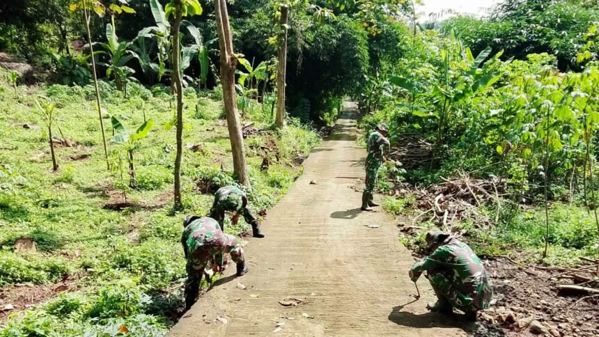 Babinsa Koramil 03/Mojosongo sedang membersihkan rumput liar di bahu jalan Desa Metuk, Kecamatan Mojosongo, Kabupaten Boyolali, (3/4/2025).