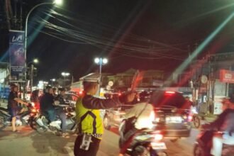 Polisi Lalu Lintas (Polantas) diterjunkan untuk memastikan kelancaran dan keamanan pemudik yang melintasi wilayah Kabupaten Maros. (Foto: Polres Maros)
