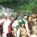 TNI dan warga bersihkan sungai di Jatirejo, Boyolali, (6/4/2025).