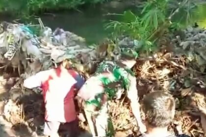 TNI dan warga bersihkan sungai di Jatirejo, Boyolali, (6/4/2025).