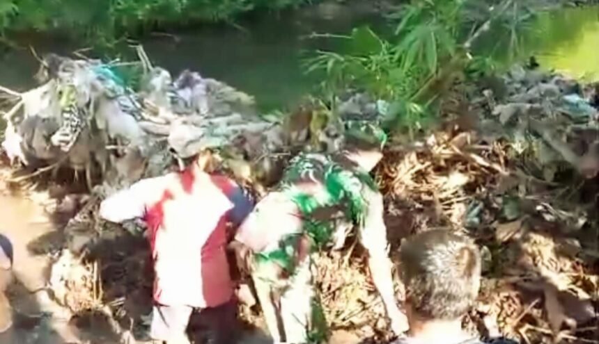 TNI dan warga bersihkan sungai di Jatirejo, Boyolali, (6/4/2025).