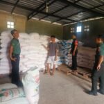 Jaga ketahanan pangan, Babinsa Kalijambe Sragen awasi pupuk sampai lahan di Desa Banaran, (8/4/2025). (Sumber: AK/Koramil 18/Kalijambe Kodim 0725/Sragen/HO)